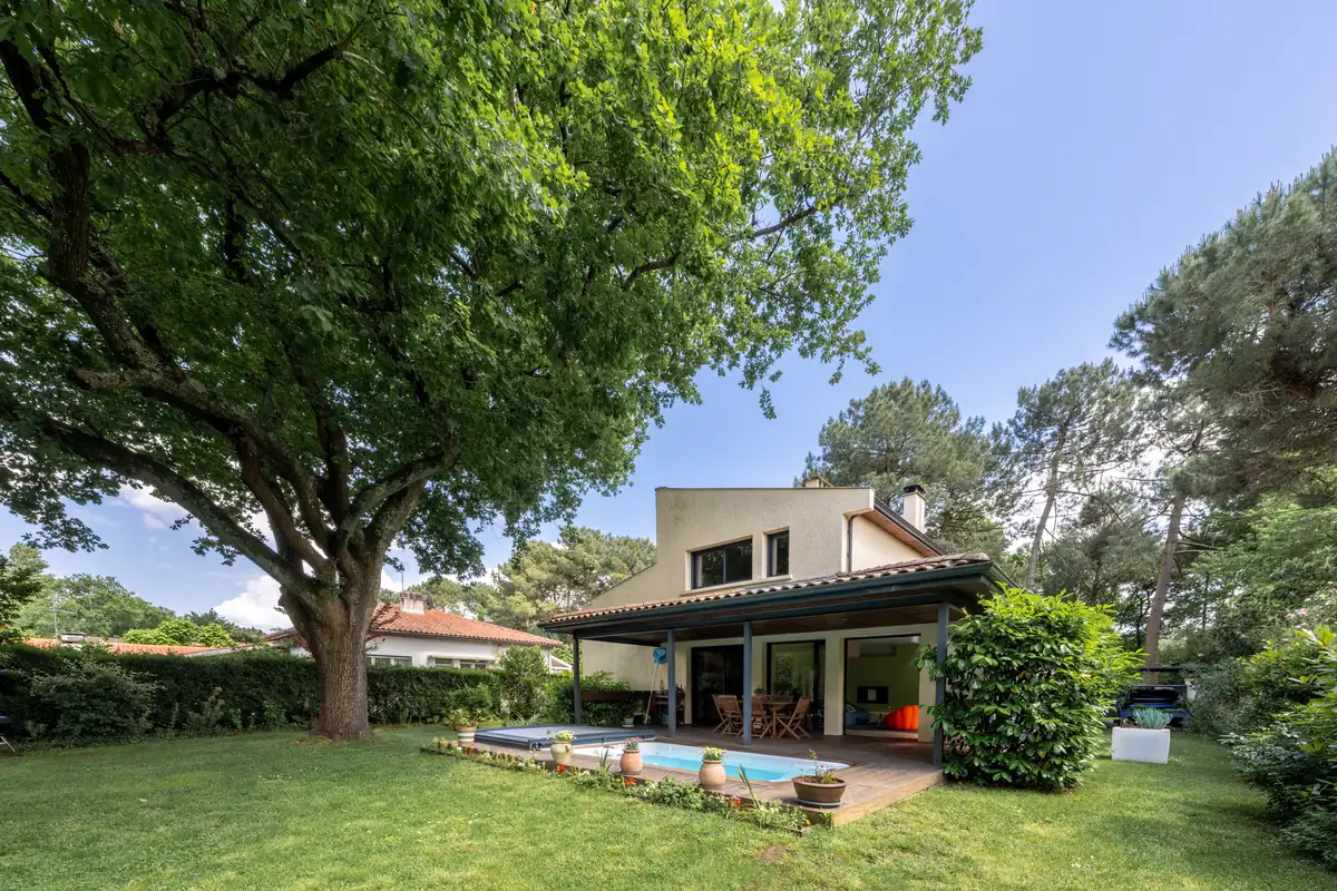 Maison avec piscine et jardin photographiée par EYFEL pour une annonce de location