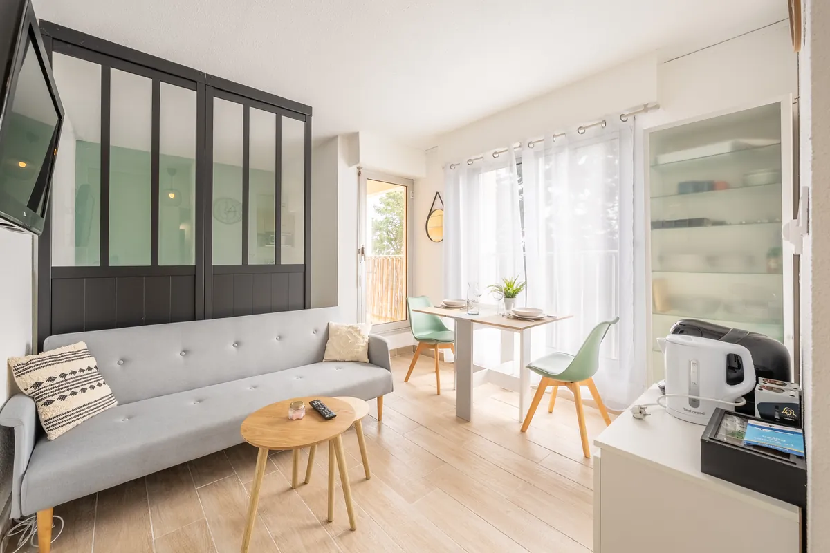 Séjour lumineux d’un logement meublé, photographié par EYFEL en Gironde